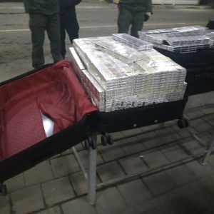 В "Тисе" пограничники уличили дипломата на контрабанде сигарет