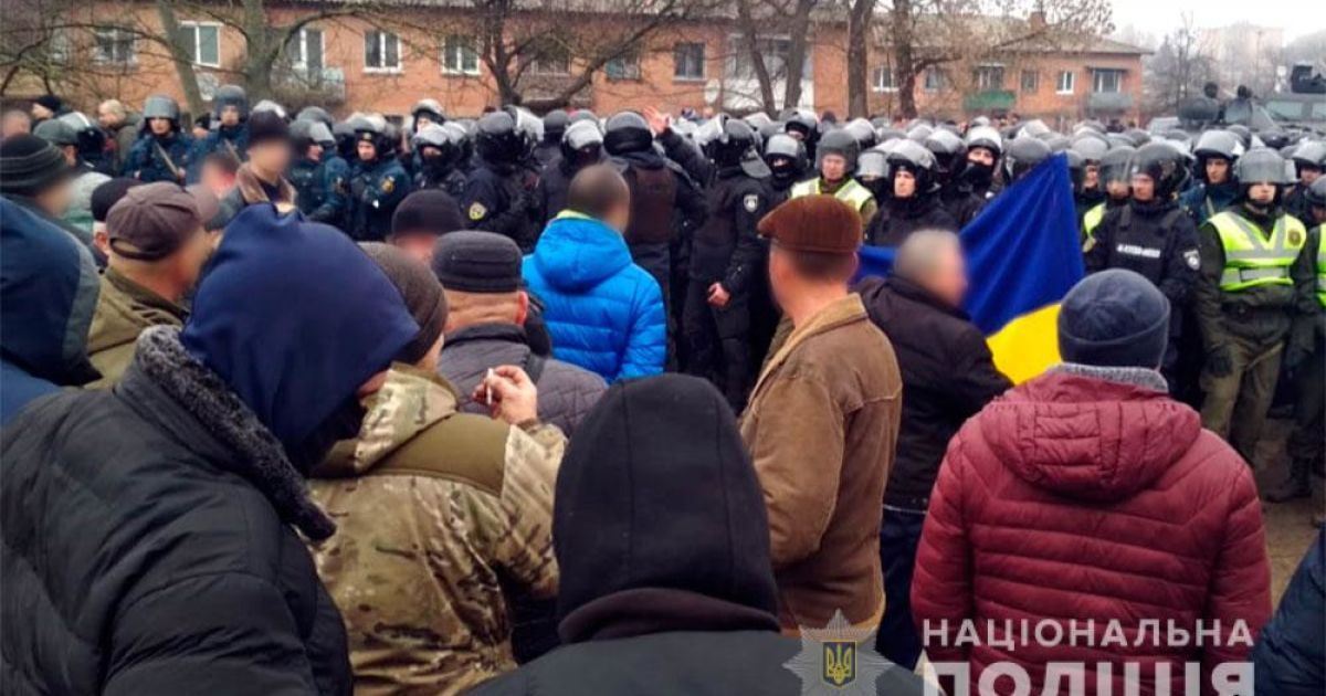 У Нових Санжарах, куди везуть евакуйованих з Китаю людей, між поліцією та місцевими жителями сталася сутичка