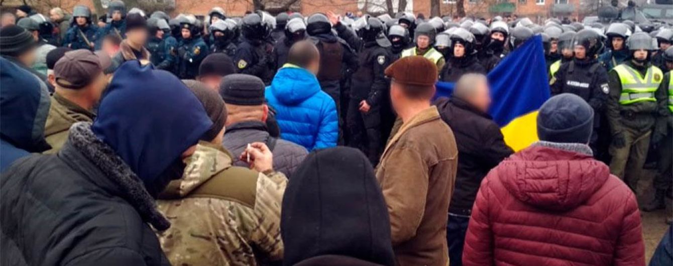 Столкновения в Новых Санжарах: полиция задержала 24 человека