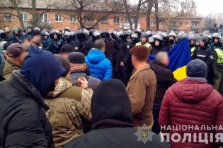 Столкновения в Новых Санжарах: полиция задержала 24 человека