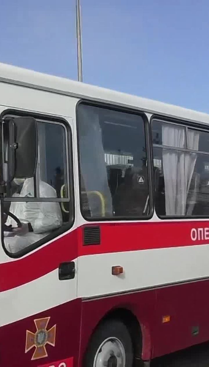 Пасажирів літака з Уханя у супроводі правоохоронців вивезли з аеропорту Харкова