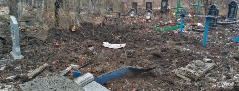 Боевики обстреляли кладбище города Попасная: разрушено более 10 могил