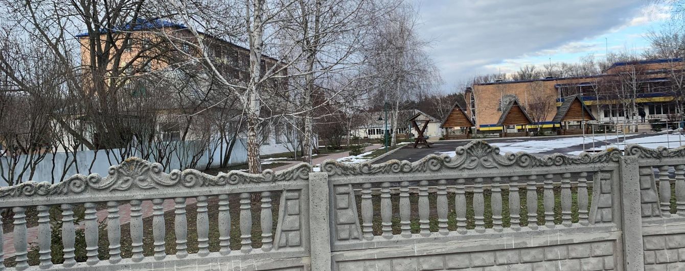 Евакуйовані з Уханя розмістилися у санаторії в Нових Санжарах. Заклад оточений правоохоронцями
