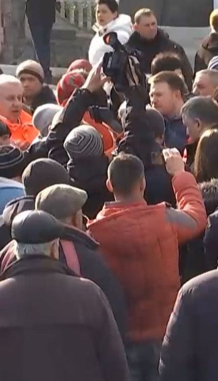 У Нових Санжарах люди блокують дорогу, аби не проїхали автобуси із евакуйованими з Китаю