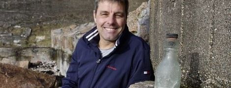 Британец случайно нашел бутылку с 82-летним посланием во время прогулки по острову