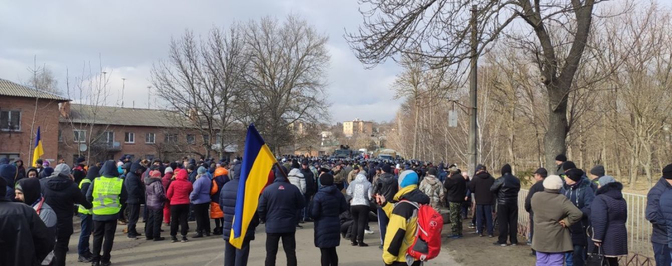 Протесты в Новых Санжарах: местные говорят про искусственную панику и завезенных "активистов"