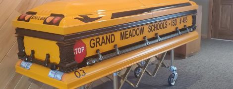 У США водія шкільного автобуса поховають у схожій на його транспорт труні