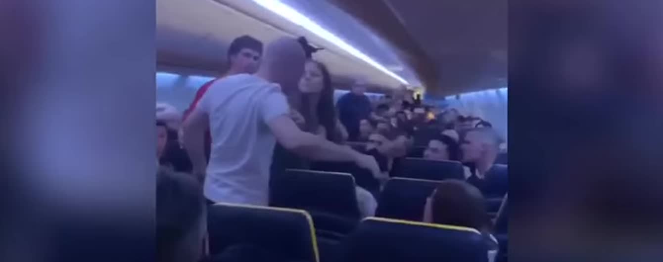 “Я дам тобі ляпаса!”: п’яні пасажири влаштували розбірки з бортпровідниками в літаку