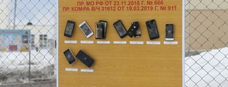 В Сети распространяют фото прибитых к доске смартфонов российских солдат