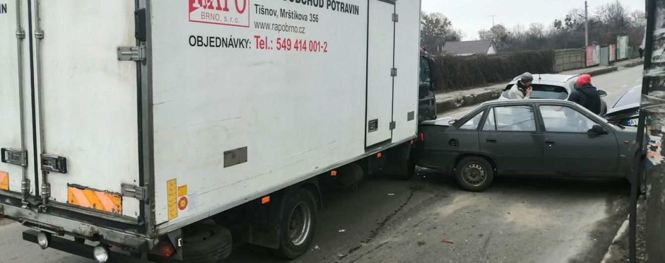 У Києві вантажівка без гальм в'їхала в пасажирську маршрутку і чотири автомобілі