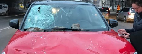 В Киеве куски Дегтяряревского моста обвалились на машину