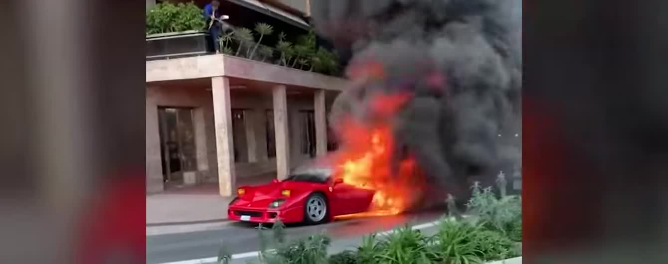 У Монако чоловік гасив охоплену полум’ям Ferrari з балкона зі шланга