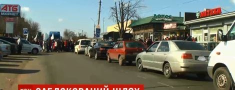 У Миколаївській області люди перекрили трасу і побилися з водіями
