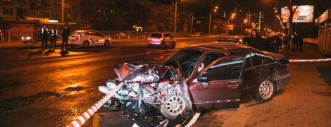 В Киеве BMW после столкновения с другим автомобилем вылетел на остановку с людьми