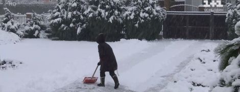 Снігова негода в Сумах: водії скаржаться на слизькі та нечищені вулиці