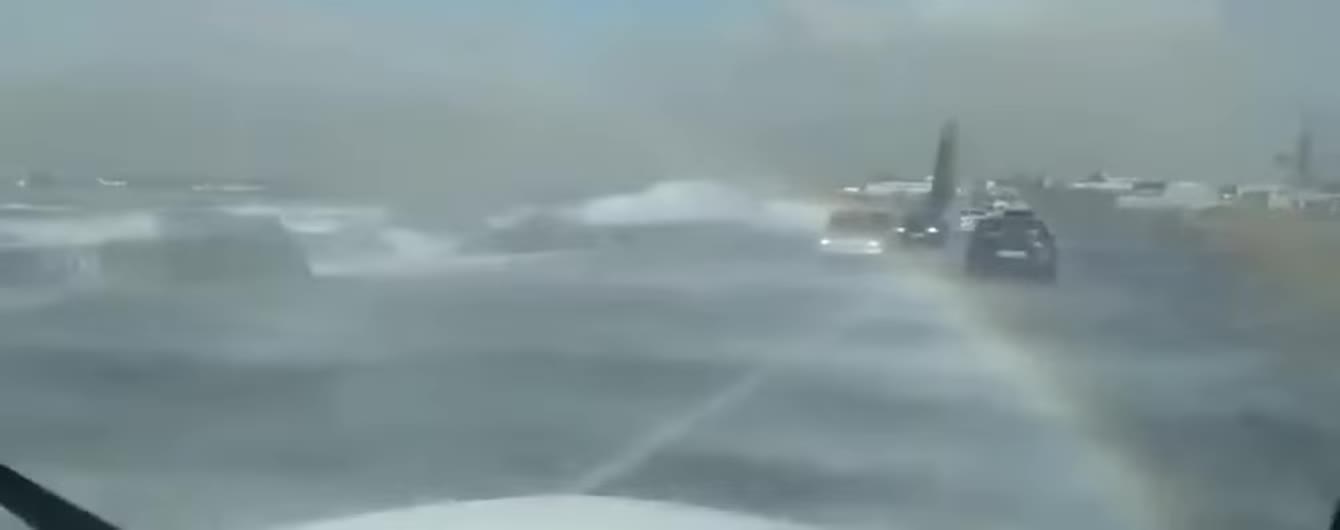 Треш. Водій зняв окружну в Одесі, яку небезпечно затоплюють лимани