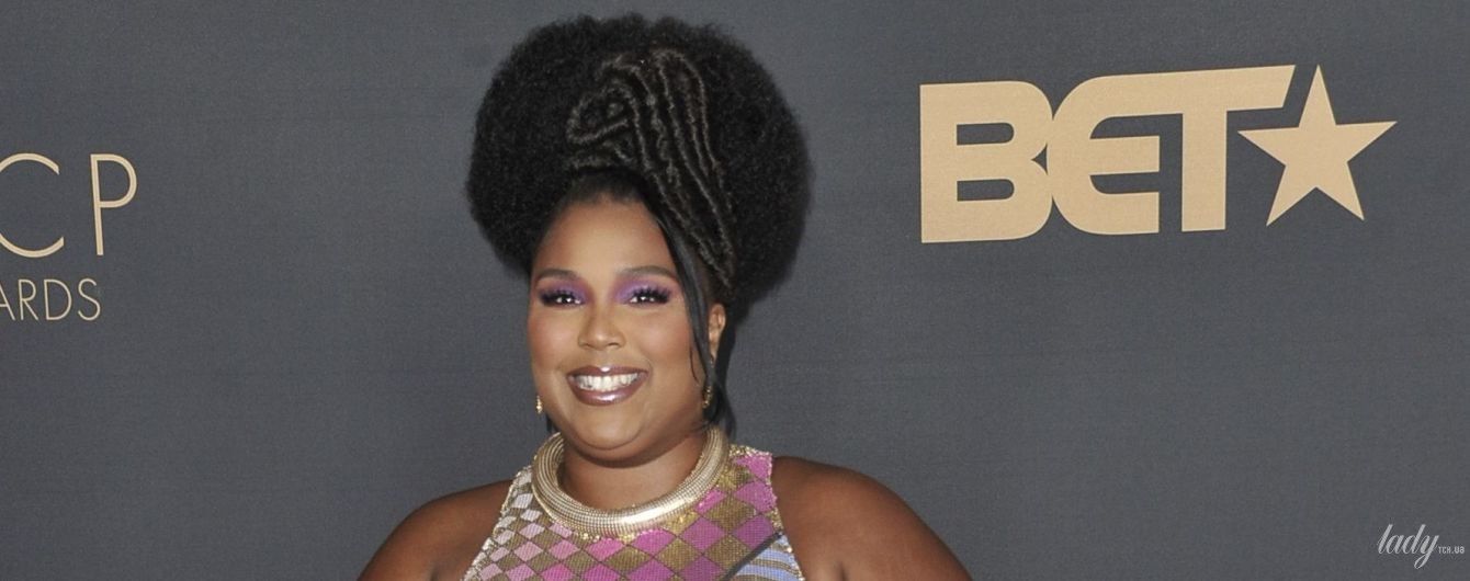 У строкатій сукні з цікавим принтом: пишнотіла реп-виконавиця Lizzo на червоній доріжці премії