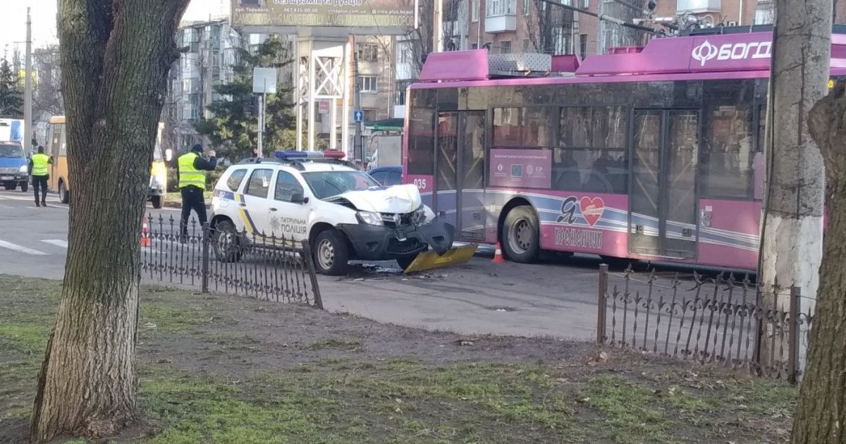 В Кременчуге патрульный уснул за рулем и врезался в троллейбус: пострадали двое полицейских