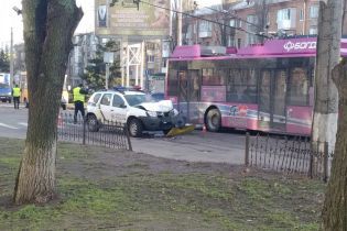 В Кременчуге патрульный уснул за рулем и врезался в троллейбус: пострадали двое полицейских