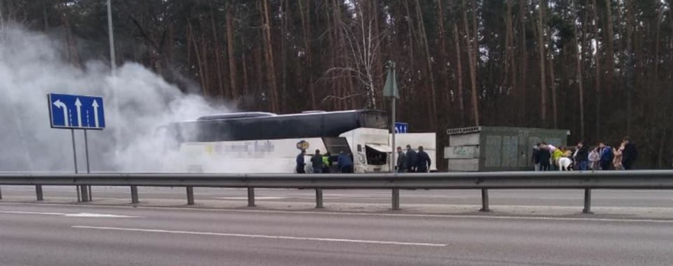 На в’їзді до столиці горів автобус із пасажирами