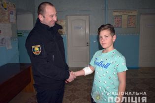 У Донецькій області поліцейський у свій вихідний врятував хлопців, які провалилися під кригу