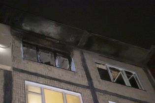 У Києві загорілась квартира у багатоповерхівці: поліція підозрює підпал