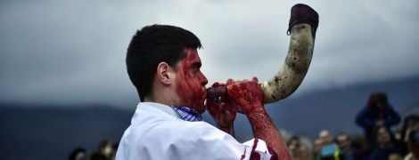 Окровавленные лица и ритуальные танцы: на севере Испании прошел традиционный карнавал