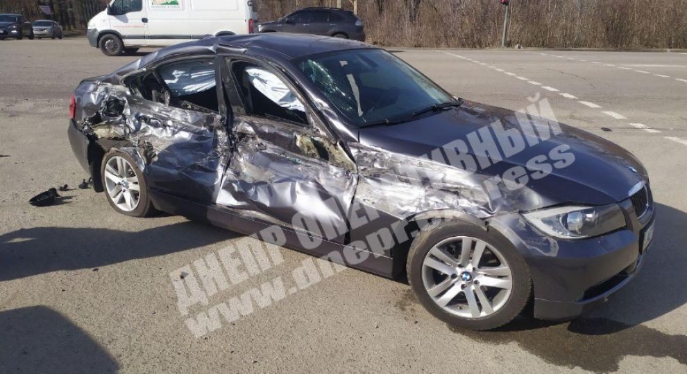 У Дніпрі п’яний водій на BMW протаранив військову колону