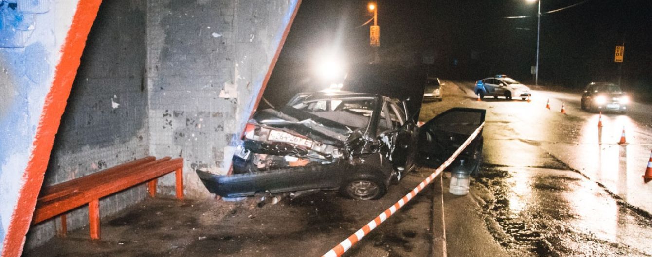 У Києві сталася аварія, одну з машин відкинуло на зупинку. Є постраждалі