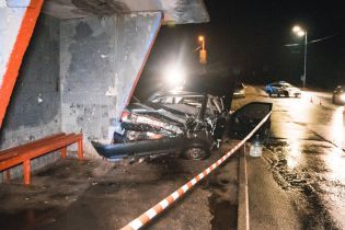 В Киеве произошла авария, одну из машин отбросило на остановку. Есть пострадавшие