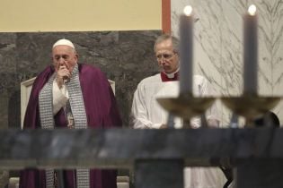"Помітили кашель та нежить". Папа Римський скасував візит до священників через нездужання
