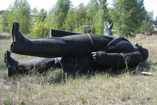 В Черниговской области памятник Ленину пустили с молотка за 375 тысяч гривен