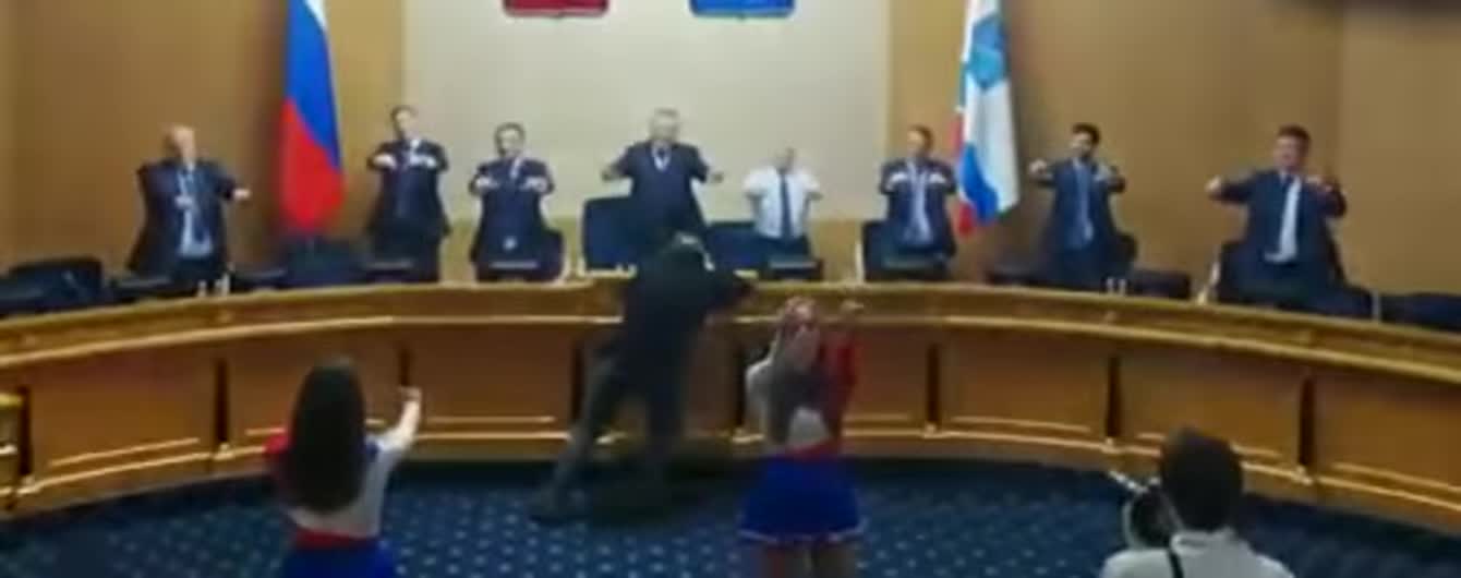 Розім’ялися з чирлідерками: в РФ депутатам на перерві влаштували зарядку