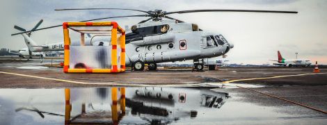 З ізоляційною капсулою та знезаражувальним душем: ДСНС показала вертоліт для перевезення хворих коронавірусом