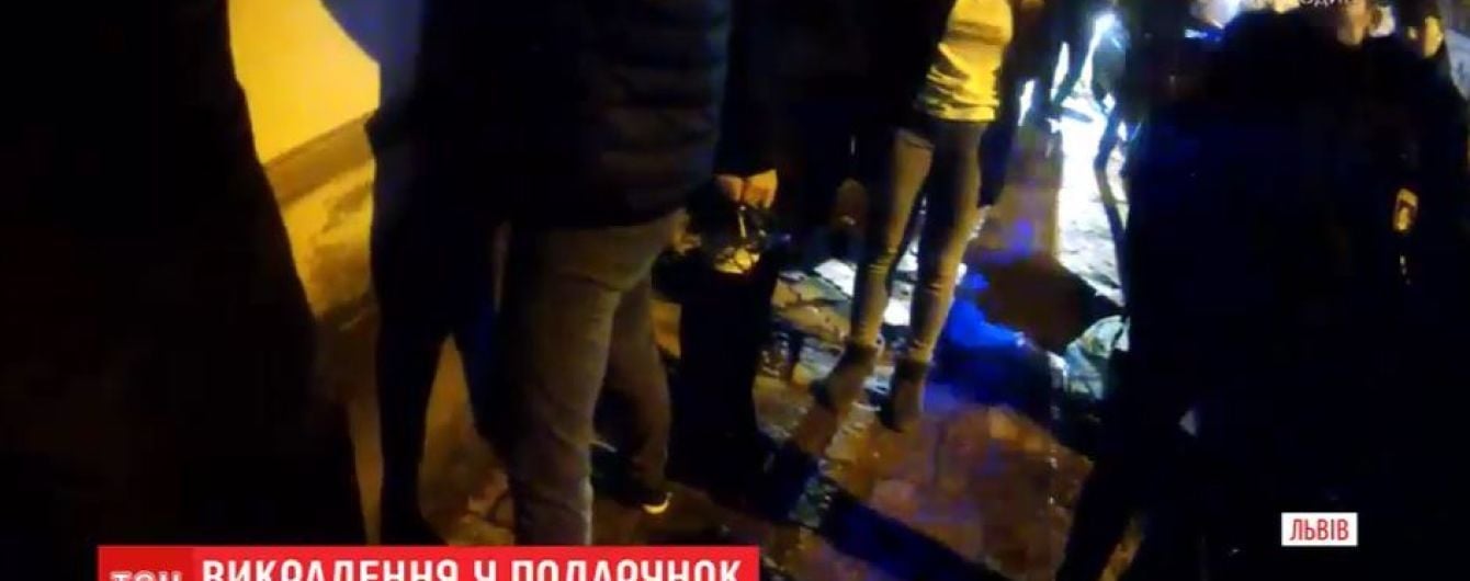Львовская полиция устроила спецоперацию из-за парней, которые в шутку похитили друга-именинника