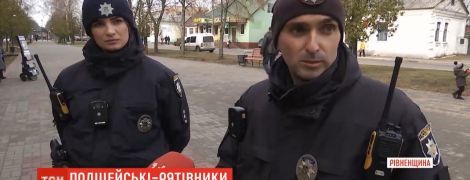 У Рівненській області патрульні повернули до життя чоловіка, який знепритомнів посеред вулиці