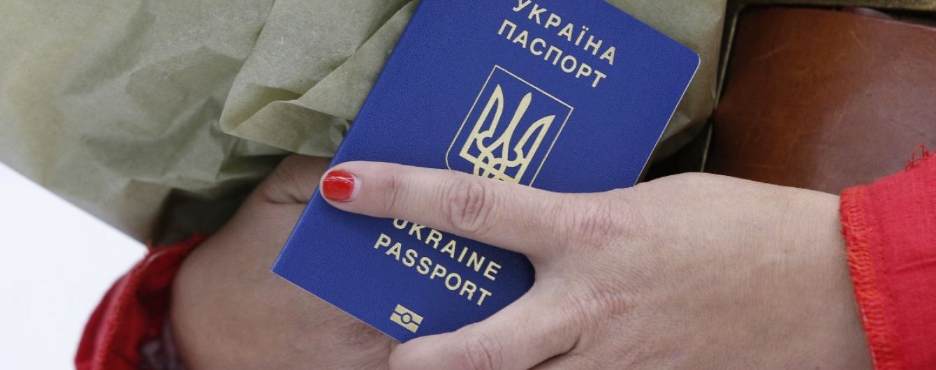 С завтрашнего дня украинцы смогут ездить в Россию только по загранпаспорту