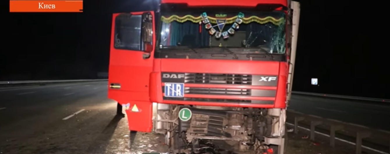 П’яного водія фури у Києві зупинив лише стовп. Відео