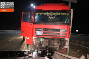 Пьяного водителя фуры в Киеве остановил только столб. Видео