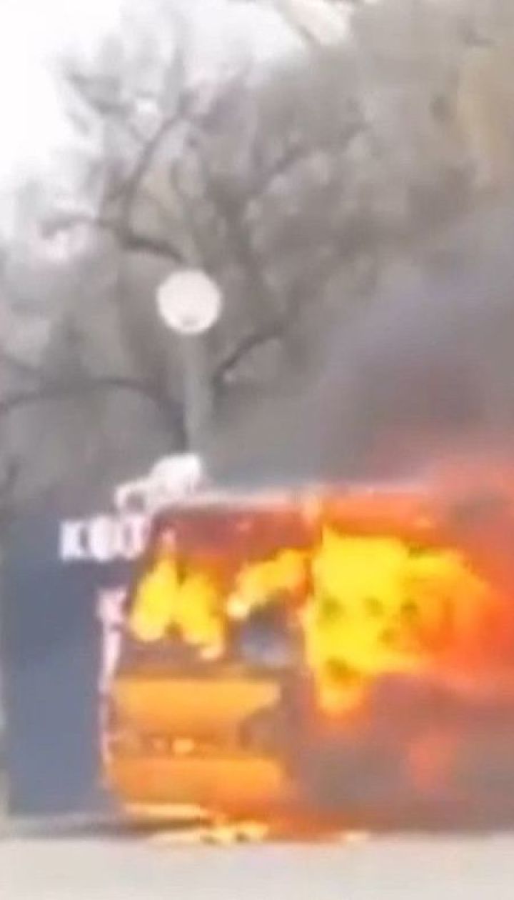 На Соломенской площади в Киеве прямо во время движения загорелась маршрутка