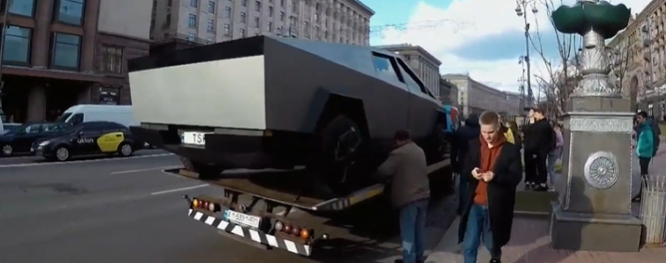 "Фейковый" пикап Tesla Cybertruck сняли на улицах Киева. Видео