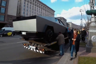 "Фейковый" пикап Tesla Cybertruck сняли на улицах Киева. Видео