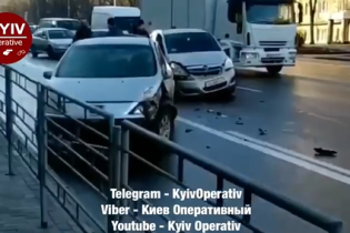 В Киеве на Телиги произошла масштабная авария. Движение по улице затруднено