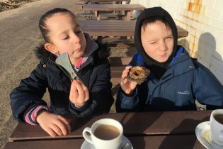За минуту: 8-летняя школьница взяла металлоискатель дедушки и нашла старинный топор