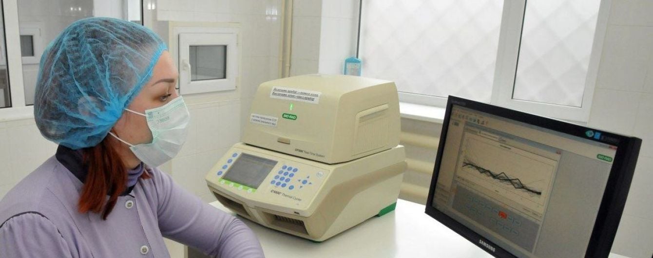 "Лежить під крапельницею". Дружина інфікованого коронавірусом українця розповіла про його стан