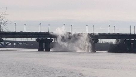 Днепр в столице залило кипятком, сотни домов остались без воды и отопления. Последствия прорыва трубы на мосту Патона