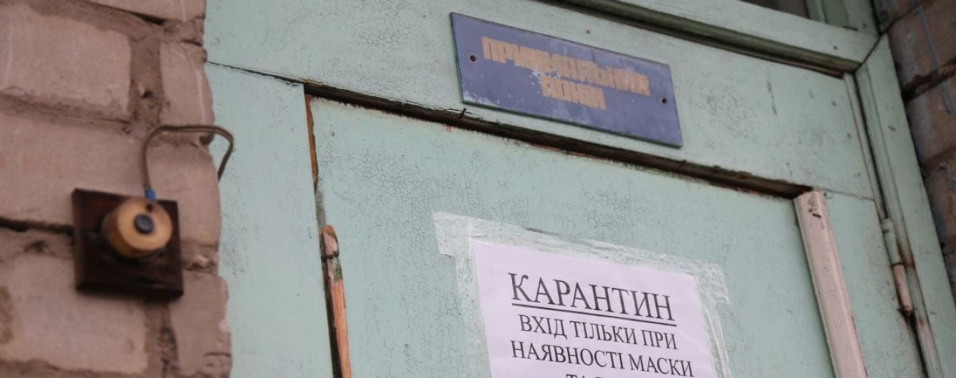 Коронавірус у Чернівцях: жителі будинку зібрались на мітинг під вікнами хворого з вимогами