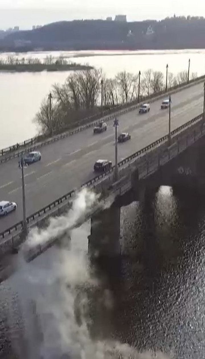 Масштабная коммунальная авария произошла на столичном мосту Патона
