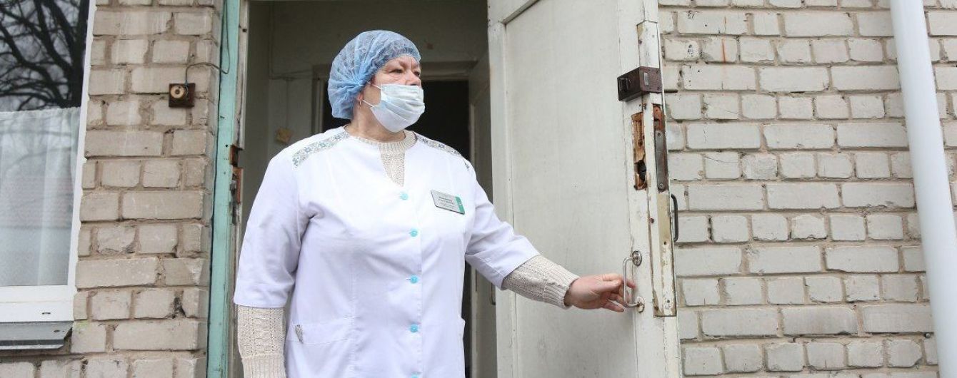 "Выдали четыре одноразовых маски и пару рукавиц": в больнице Винницкой области коронавирусом массово заболели медики