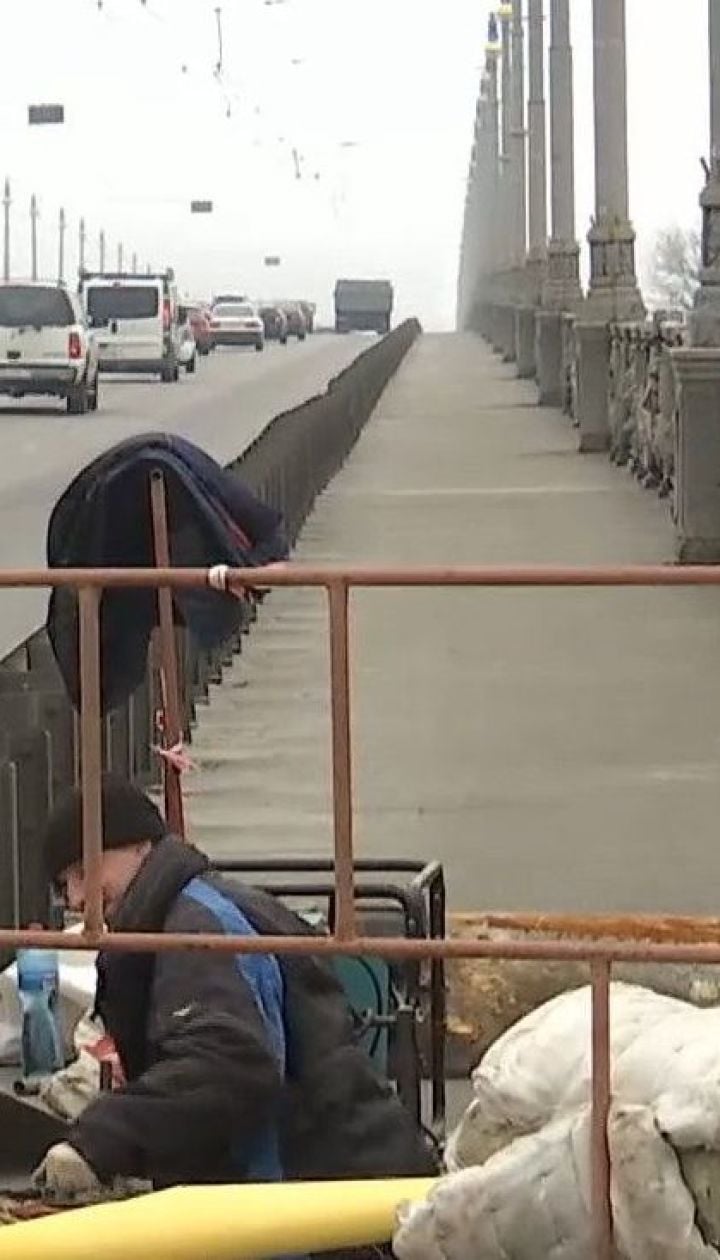 Дома, которые из-за прорыва трубы на мосту Патона оставались без горячей воды, частично получили ее